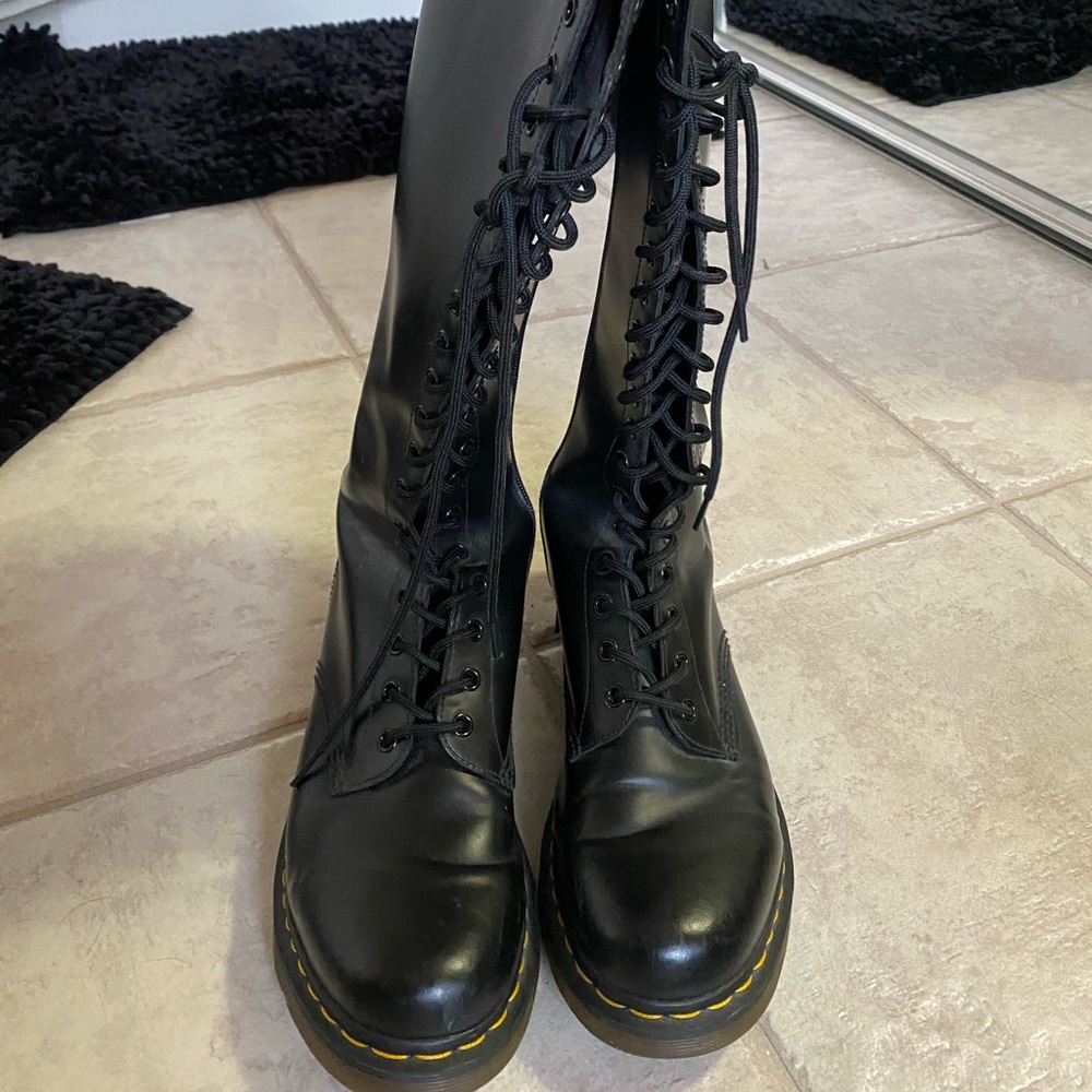 COPY - Doc Martens 20 eye boots